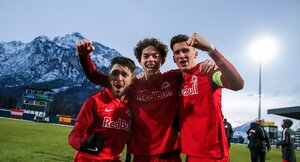 Tolgahan Sahin, Dijon Kameri and Kapitän Lukas Wallner | © Jasmin Walter - FC Red Bull Salzburg/FC Red Bull Salzburg via Getty Images